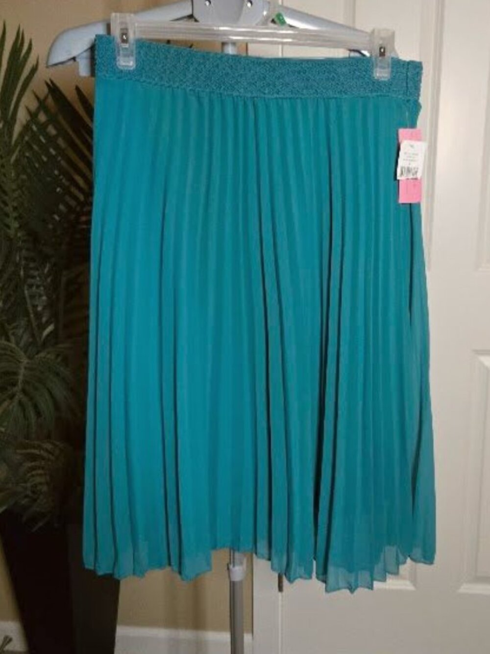 NWT MetroWear peacock color pleated skirt sz large